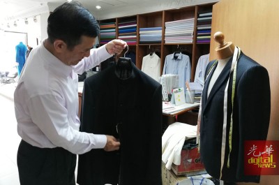 吴津葆:尼赫鲁大衣与一般西式大衣不同之处在于衣领。