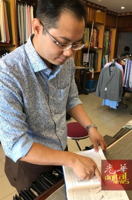 彭英贤:不同布料所订做出来的大衣质感也有所不同。