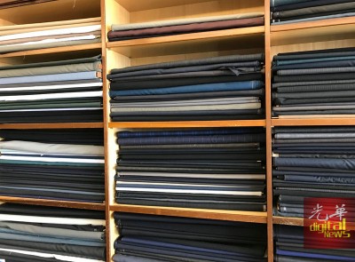 彭英贤出示有关西装大衣裁缝书籍,解释赫鲁大衣的剪裁。