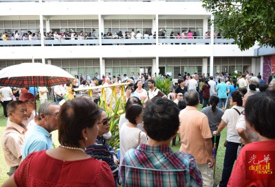 日新国中一早出现投票人潮。