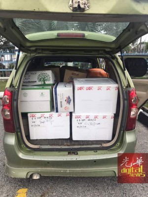 赃物塞满整个车厢。