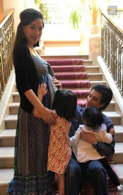 王力宏秀出老婆李靓蕾、2个女儿照片祝福天下母亲。