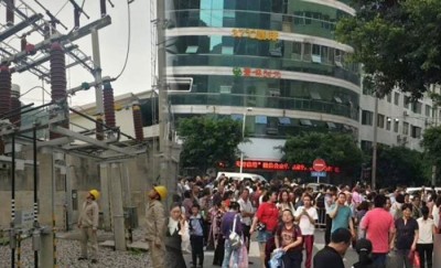 (左)电力员工在变电站检查设备。(右)当地民众在地震发生时,纷纷跑出房屋,躲到大街上。