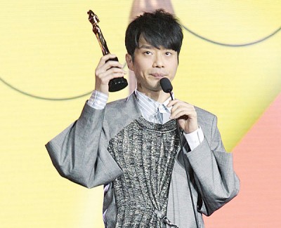 张栋梁因为升任制作人的转型之作《哪些的张栋梁EP》于本届娱协奖唱丰收。