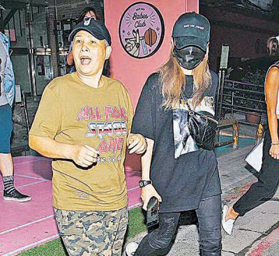 离开餐厅时周扬青(右)低调把口罩戴上,罗妈妈受访时很开心。