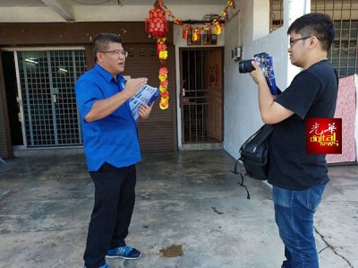 多维编辑杜晋轩(右)采访黄金城。