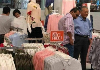 马哈迪陪同西蒂哈斯玛“血拼”,静待一旁等候爱妻挑选衣服。