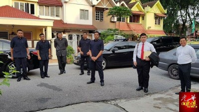多次名保镖等待护送莫哈最后沙布上班。