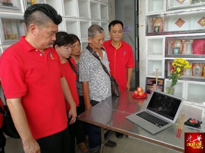 黄家业及骆永泉双亲浏览法庭审理死者案件录影。右2起为骆文天(65岁)及阮素萍。