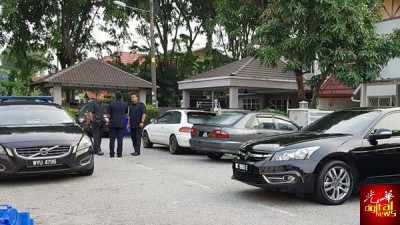 官车停放住家前,等接送莫哈最后沙布。