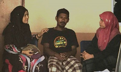 小死者父亲(中)神情衰伤等待认领遗体,亲友则在旁安慰。