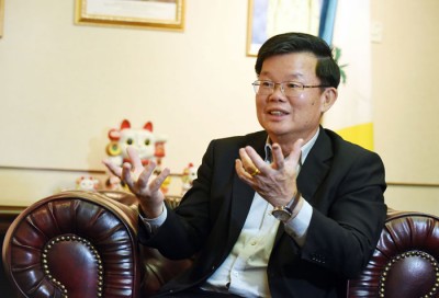 曹观友:冠英是被瞄准攻击的一号人物,他会启动防卫机制抵抗外来攻势是必然的。