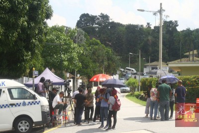 警方搜查了约40小时,媒体在封锁线外驻守,以采访第一手消息。