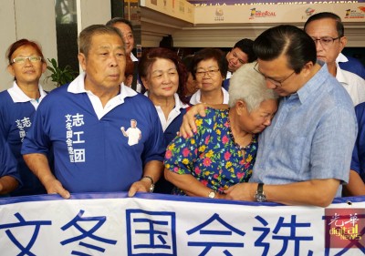黎翠璠(左2)哭倒廖中莱怀中。