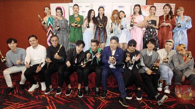 《娱协30》圆满结束,一众得奖歌手和音乐人在庆功宴庆祝。