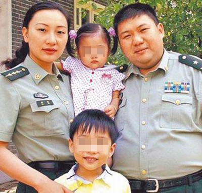 毛泽东之孙子毛新宇与家人合照。