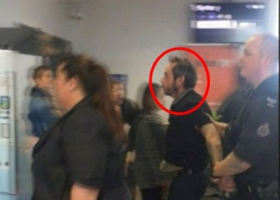 男子(红圈)被警员带走。