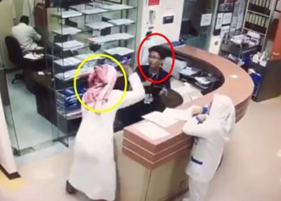 男护士(红圈)无辜被疑似病人的男子(黄圈)连番刀斩。