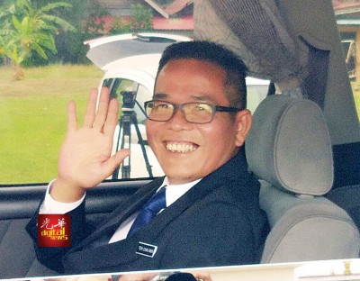 亮知丁宜州议席的马华州议员郑再安先后一个由皇宫出来,于车中向媒体招手微笑。