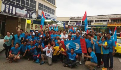 公正战车队队员呼吁全民一起团结结束巫统及国阵霸道政权。