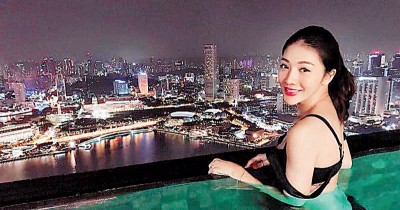 吴亚馨深受炸掉爽当百货公司VIP。