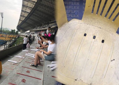 演唱会会场都是脏椅子、水泥阶梯划红线。