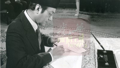 马哈迪当年在宣誓后签署就职文件。(《光华日报》档案照)