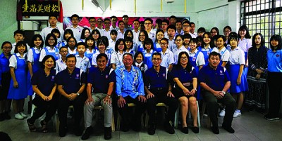 吉南觉全民校友会颁发4300令吉奖助学金给会员子女和母校考获华文科特优学生。