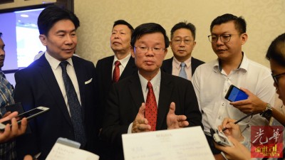 曹观友(左2)每当张威使(左起)以及郑来兴之伴随下接受媒体询问。