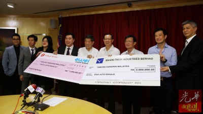 丹斯里陈国平(左5)和拿督尤瑞庆(左4)在众人陪同下移交支票予财长林冠英(右4),并由槟首长曹观友为见证(右3)。