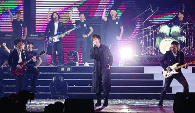 五月上在仪式上做压轴演唱。