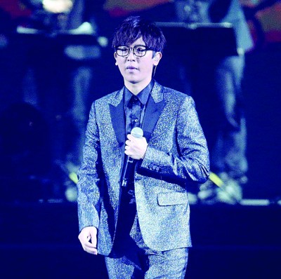 方泂镔过银灰色西装帅气开唱。