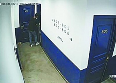 涉事酒店男职员误开丁女的房间被索赔。
