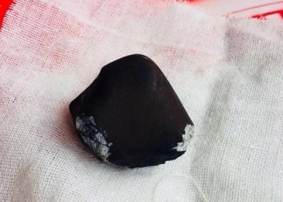陨石呈球粒状。