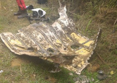 F16坠落地点是五分山一处陡坡,航拍可清楚看到撞击处。