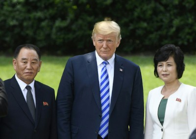 金英哲(左)与特朗普(中)会面时,要求美方协助朝鲜开发赌场。(法新社照片)