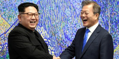 文在寅(右)拟以互不侵犯承诺,安抚金正恩(左)。