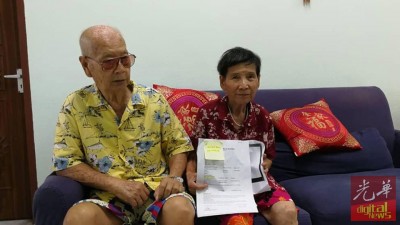 夫妇于记者会上向出示报案纸证实女佣逃离,冀代理退回部份款项。
