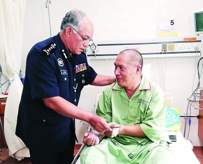 吉州总警长拿督再领阿比丁看因心脏血管阻塞而入院的警察。