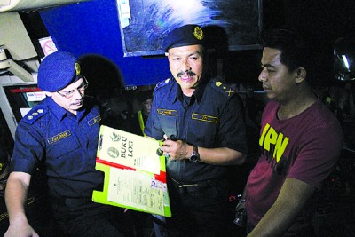 国能派员切断遭警方取缔的非法赌博中心电源。