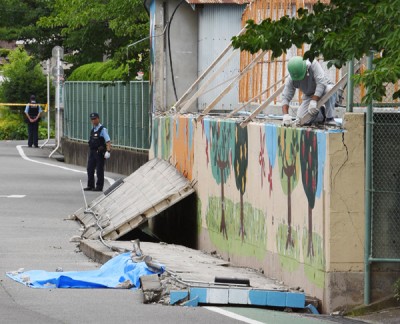 泳池围墙倒塌压死一名9岁女童。(法新社照片)