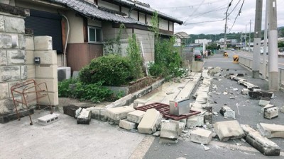 地震过后满地瓦砾。