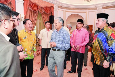 马哈迪与出席宴会的砂州政府领袖言谈甚欢。左三为联民党主席的黄顺舸。