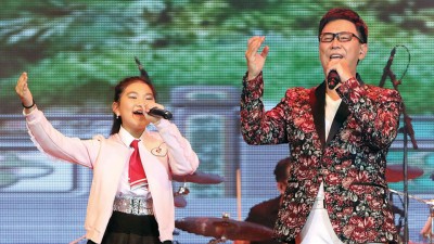 庄学忠邀来去年凭自创“海浪音”唱腔在中国少儿民歌音乐节目《歌声的翅膀》爆红的谢淑恩同台飙歌。