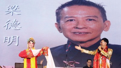 庄学忠与化身“花旦”的好友梁德明合唱《北京一夜》。