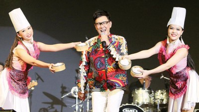 庄学忠演唱《叉烧包》时,台上除有“叉烧包”道具,台下更现场派送热腾腾的叉烧包让现场观众边吃边听“叉烧包”。