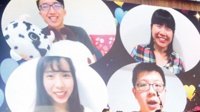 庄学忠的4个子女虽然都在国外,但却特别录制视频祝他父亲节快乐,更隔空演唱《父亲》送给他,让他感动又自豪。