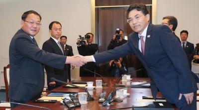 朝鲜铁道省副相金润革(左)以及韩国国土交通部第二次官金正烈在会谈上拿手。(法新社照片)