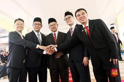 槟州行政议会中的5名新官,左起杨顺兴、阿都哈林、扎基尤丁、再里尔、孙意志。