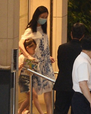 朱丽倩宽松上衣遮不住小腹。